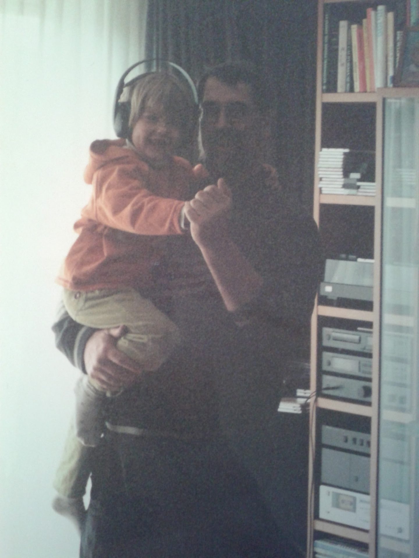 Lotte als kind van 5 wordt getild door haar vader. Ze heeft zijn koptelefoon op en luistert naar muziek. Ze danst met haar vader.